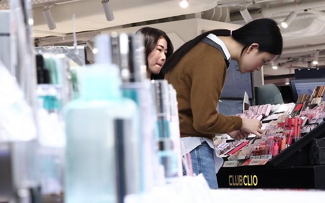 신라면세점 서울점에서 중국인 관광객들이 면세점을 둘러보고 있다./사진=뉴스1