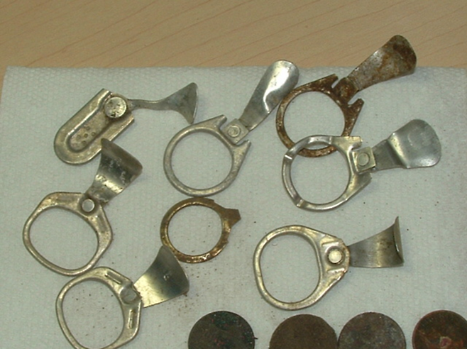 무려 5만5154명(2025년 9월 기준) 회원이 활동하는 금탐사(금속을 탐지하는 사람들의 모임 Friendly Metal Detecting Forum)의 회원 SeabeeRon이 올린 ‘옛날 풀탭’ 전리품들. 세상은 넓고 취미는 다양하다. [사진 출처=metaldetectingforum.com]