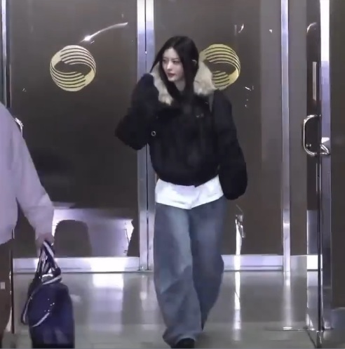 아일릿 민주가 공중파 출근길에 퍼 트리밍 봄버 재킷을 착용한 모습 [엑스(옛 트위터) 캡처]