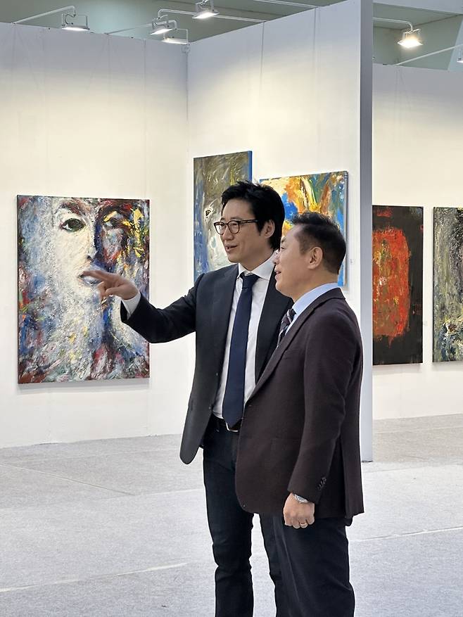 작품을 설명하고 있는 박신양 작가와 전시장을 찾은 정광훈 인천아트쇼 조직위원회 이사장 / 사진=권효정 여행+ 기자