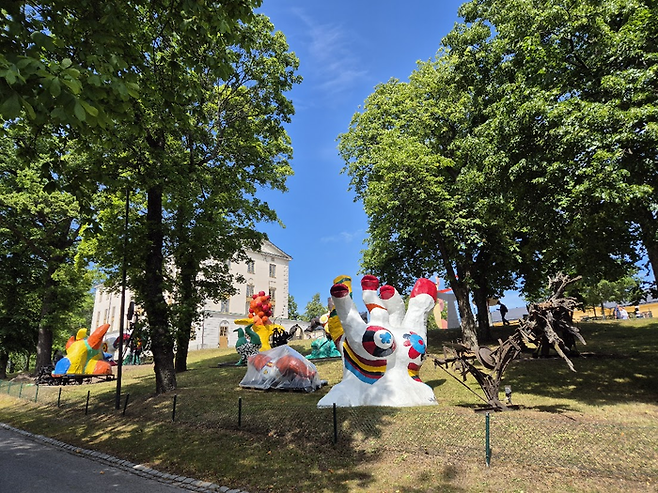 언덕위에 있는 근대 미술관 뒤편 조각공원은 니키 드 생팔과 장 팅겔리의 작품으로 꾸며졌다. ©김슬기