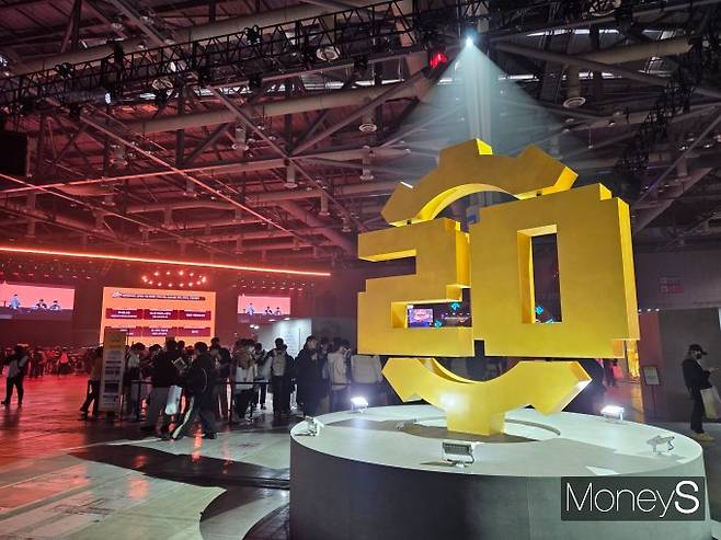 경기 고양시 일산 킨텍스에서 22일 열린 '2025 던전앤파이터 페스티벌' 10홀에서 '창신세기'와 '12사도'를 구현한 대형 조형물이 설치돼있다. /사진=김미현 기자