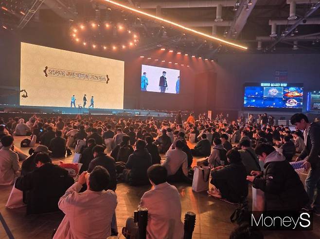 경기 고양시 일산 킨텍스에서 22일 열린 '2025 던전앤파이터 페스티벌'에서 '던파' 20주년을 맞아 엠버서더 '레바'의 축전 드로잉쇼가 진행되고 있다. /사진= 김미현 기자