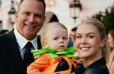 캐롤라인 레빗 백악관 대변인이 남편 니컬러스 리치오, 아들 니코와 함께 백악관 할로윈 행사에 참석해 포즈를 취하고 있다. 레빗은 이 사진을 11월 3일 인스타그램에 공개했다.