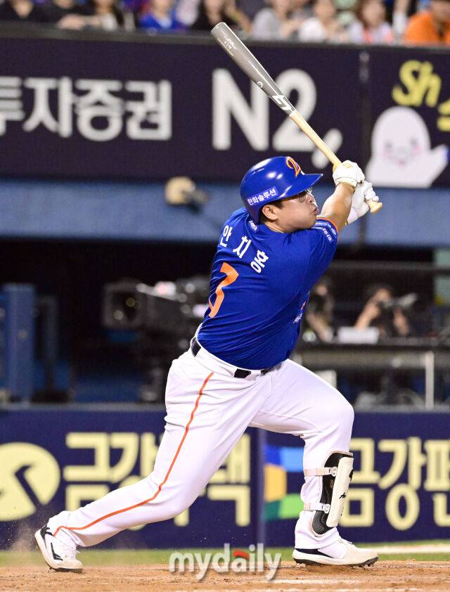 2025년 8월 8일 오후 서울 잠실구장에서 열린 '2025 신한 SOL뱅크 KBO 리그' 한화 이글스와 LG 트윈스의 경기. 한화 안치홍이 9회초 2사 1루서 대타로 나와 타격하고 있다./마이데일리