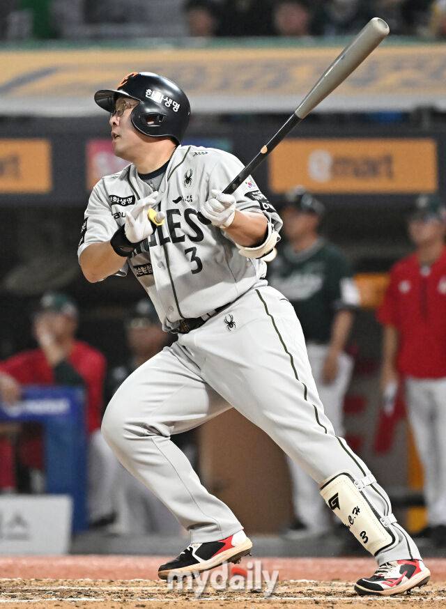 27일 오후 인천광역시 문학동 SSG랜더스필드에서 진행된 '2025 프로야구 KBO리그' SSG랜더스와 한화이글스의 경기. 한화 안치홍이 7회초 1사 1루서 타격을 하고 있다. 중견수 뜬공으로 아웃./마이데일리