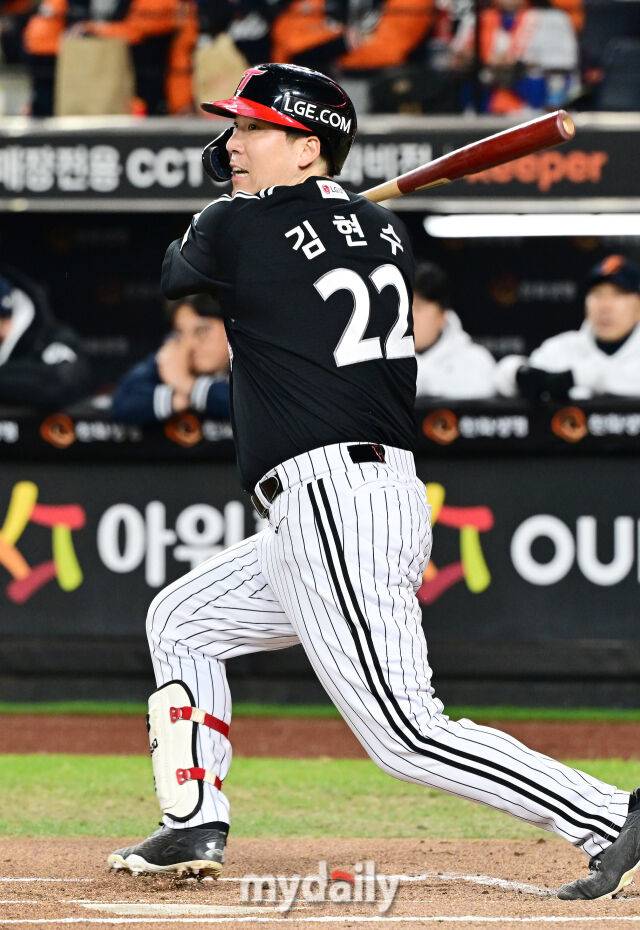 31일 오후 대전 한화생명 볼파크에서 진행된 '2025 신한 SOL Bank KBO 한국시리즈 5차전' LG트윈스-한화 이글스와의 경기. LG 김현수가 1회초 1사 2루에서 적시타를 때리고 있다./마이데일리