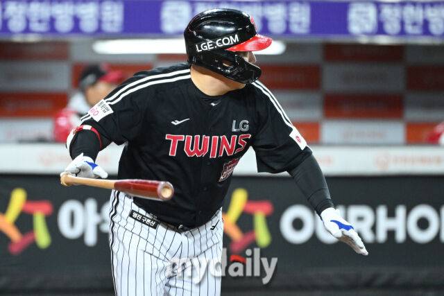 31일 대전 한화생명 볼파크 야구장에서 열린 '2025 신한 SOL 뱅크 KBO 한국시리즈 5차전' LG 트윈스와 한화 이글스 경기. LG 김현수가 1회초 1사 1루에 선제 1타점 적시타를 치고 있다./마이데일리
