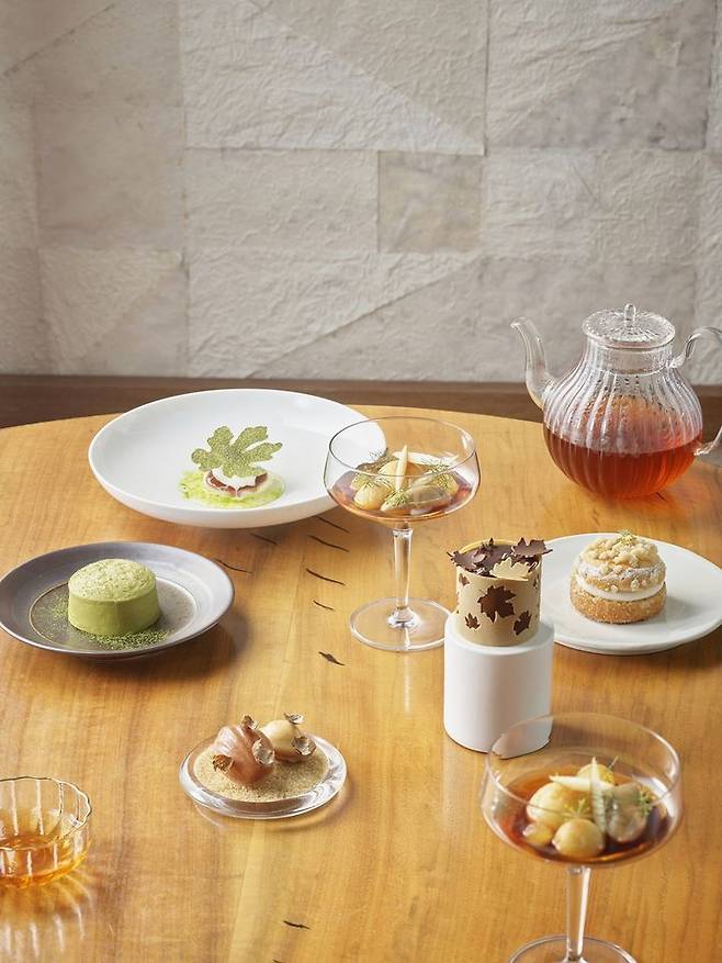 파크 하얏트 서울 ‘어텀 글로우’ 중 ‘프리 디저트’ 2종과 ‘메인 디저트’ 4종, 그리고 티. *재판매 및 DB 금지