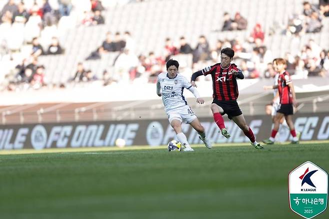 [서울=뉴시스] 프로축구 K리그1 김천 상무 박세진(왼쪽), FC서울 이승모. (사진=한국프로축구연맹 제공) *재판매 및 DB 금지
