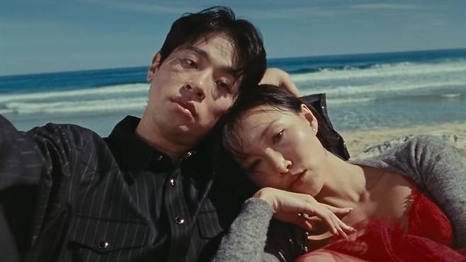 [서울=뉴시스] 가수 화사의 솔로곡 '굿 굿 바이'(Good Goodbye) 뮤직비디오 한 장면. (사진=피네이션 제공) 2025.11.22. photo@newsis.com *재판매 및 DB 금지