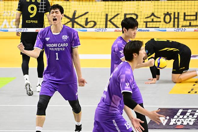 [서울=뉴시스] 남자배구 우리카드의 박진우(왼쪽)가 22일 경기 의정부의 경민대 체육관에서 열린 진에어 2025~2026 V-리그 남자부 KB손해보험과의 경기에서 득점에 성공한 뒤 기뻐하고 있다. (사진=KOVO 제공) 2025.11.22
