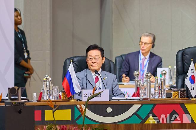 [요하네스버그=뉴시스] 최동준 기자 = 이재명 대통령이 22일(현지 시간) 남아프리카공화국 요하네스버그 엑스포 센터에서 열린 G20 정상회의 제1세션에서 발언을 마치고 미소를 보이고 있다. (공동취재) 2025.11.22. photocdj@newsis.com