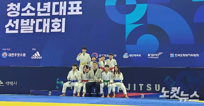 경기 김포시에서 출전한 팀토마주짓수 선수들이 기념촬영을 하고 있다. 박창주 기자