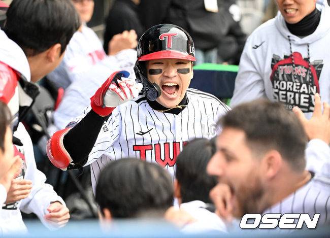 [OSEN=잠실, 이대선 기자] 26일 오후 서울 잠실야구장에서 2025 신한 SOL Bank KBO리그 포스트시즌 한국시리즈 1차전 LG 트윈스와 한화 이글스의 경기가 열렸다.LG는 앤더스 톨허스트, 한화는 문동주를 선발 투수로 내세웠다. 5회말 무사에서 LG 박해민이 우월 솔로 홈런을 치고 더그아웃에서 환호하고 있다. 2025.10.26 /sunday@osen.co.kr