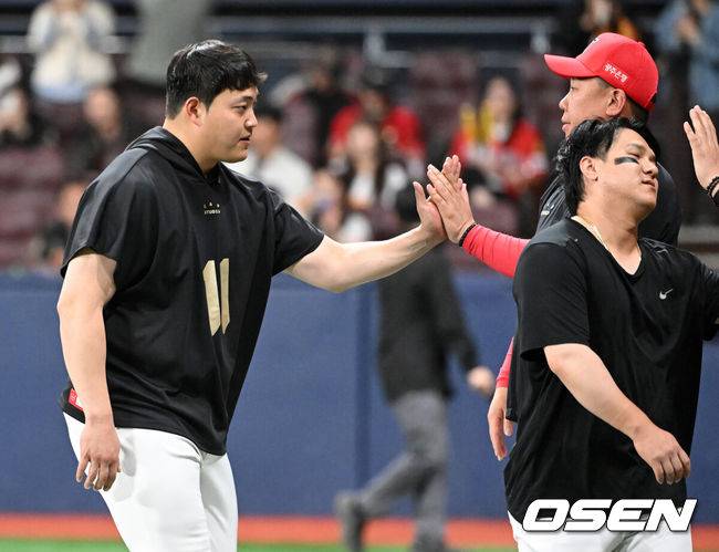 [OSEN=고척, 이대선 기자] 프로야구 KIA 타이거즈가 짜릿한 재역전승을 거뒀다. KIA는 6일 서울 고척스카이돔에서 열린 ‘2025 신한은행 SOL Bank KBO리그’ 키움 히어로즈와의 경기에서 5-3으로 승리하고 2연승을 질주했다. 이날 승리로 어린이날 3연전 위닝시리즈를 확보했다.경기 종료 후 KIA 조상우가 이범호 감독과 승리의 기쁨을 나누고 있다. 2025.05.06 /sunday@osen.co.kr