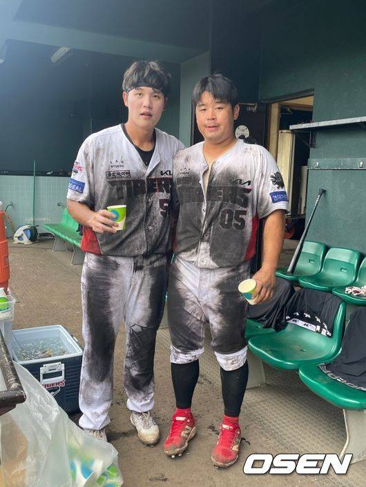 KIA 오선우(왼쪽)가 박상준과 함께 혹독한 펑고를 받고 있다./OSEN DB