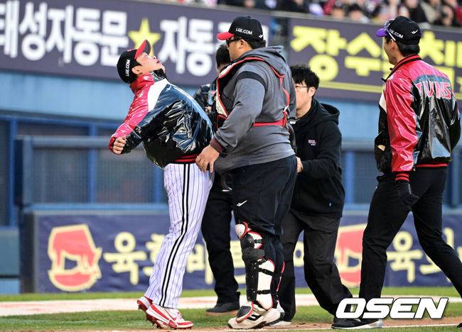 [OSEN=잠실, 조은정 기자] 프로야구 LG 트윈스가 22일 서울 잠실구장에서 ‘2025 러브기빙 페스티벌 with 챔피언십’을 개최했다.이번 행사는 2008년 ‘LG 트윈스 러브페스티벌’로 야구 꿈나무들을 위한 후원행사로 시작해, 2017년부터 ‘러브기빙데이’로 이름을 바꿔 팬과 선수단이 함께하는 자선행사다.박관우가 주심 이주영과 배치기를 하고 있다. 2025.11.22 /cej@osen.co.kr