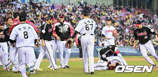 [OSEN=잠실, 조은정 기자] 프로야구 LG 트윈스가 22일 서울 잠실구장에서 ‘2025&nbsp;러브기빙&nbsp;페스티벌&nbsp;with&nbsp;챔피언십’을 개최했다.이번 행사는 2008년 ‘LG 트윈스 러브페스티벌’로 야구 꿈나무들을 위한 후원행사로 시작해, 2017년부터 ‘러브기빙데이’로 이름을 바꿔 팬과 선수단이 함께하는 자선행사다.투수 문보경이 몸 맞는 공을 박관우에게 던지자 벤치클리어링이 발생하고 있다. 2025.11.22 /cej@osen.co.kr
