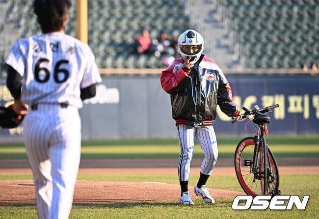[OSEN=잠실, 조은정 기자] 프로야구 LG 트윈스가 22일 서울 잠실구장에서 ‘2025 러브기빙 페스티벌 with 챔피언십’을 개최했다.이번 행사는 2008년 ‘LG 트윈스 러브페스티벌’로 야구 꿈나무들을 위한 후원행사로 시작해, 2017년부터 ‘러브기빙데이’로 이름을 바꿔 팬과 선수단이 함께하는 자선행사다.팀 영우 선발투수 신민재가 자전거를 타고 마운드에 오르고 있다. 2025.11.22 /cej@osen.co.kr