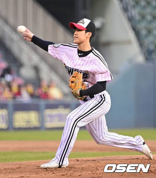 [OSEN=잠실, 조은정 기자] 프로야구 LG 트윈스가 22일 서울 잠실구장에서 ‘2025 러브기빙 페스티벌 with 챔피언십’을 개최했다.이번 행사는 2008년 ‘LG 트윈스 러브페스티벌’로 야구 꿈나무들을 위한 후원행사로 시작해, 2017년부터 ‘러브기빙데이’로 이름을 바꿔 팬과 선수단이 함께하는 자선행사다.투수 구본혁이 역투하고 있다. 2025.11.22 /cej@osen.co.kr