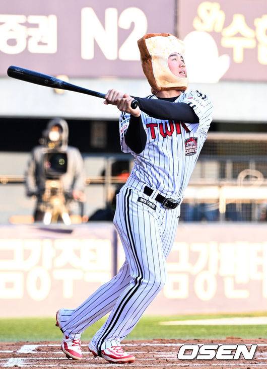 [OSEN=잠실, 조은정 기자] 프로야구 LG 트윈스가 22일 서울 잠실구장에서 ‘2025&nbsp;러브기빙&nbsp;페스티벌&nbsp;with&nbsp;챔피언십’을 개최했다.이번 행사는 2008년 ‘LG 트윈스 러브페스티벌’로 야구 꿈나무들을 위한 후원행사로 시작해, 2017년부터 ‘러브기빙데이’로 이름을 바꿔 팬과 선수단이 함께하는 자선행사다.이영빈이 타격을 하고 있다. 2025.11.22 /cej@osen.co.kr