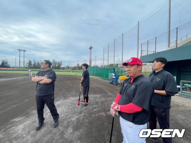 이범호 감독과 심재학 단장이 마무리 캠프 훈련을 지켜보고 있다./OSEN DB