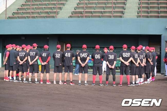 이범호 감독이 훈련에 앞서 선수들에게 이야기를 하고 있다./KIA 타이거즈 제공