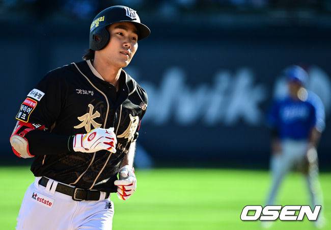 [OSEN=수원, 조은정 기자]21일 수원 KT위즈파크에서 ‘2025 신한 SOL Bank KBO리그’ KT 위즈와 삼성 라이온즈의 경기가 열렸다.KT는 외국인 투수 헤이수스를, 삼성은 양창섭을 선발투수로 내세웠다.7회말 1사 KT 장진혁이 우월 솔로 홈런을 날린 뒤 베이스를 돌고 있다. 2025.09.21 /cej@osen.co.kr