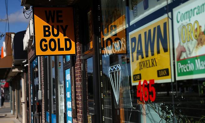 미국 뉴욕의 한 상점에 "금 삽니다" 표지판이 붙어있는 모습. 로이터연합뉴스