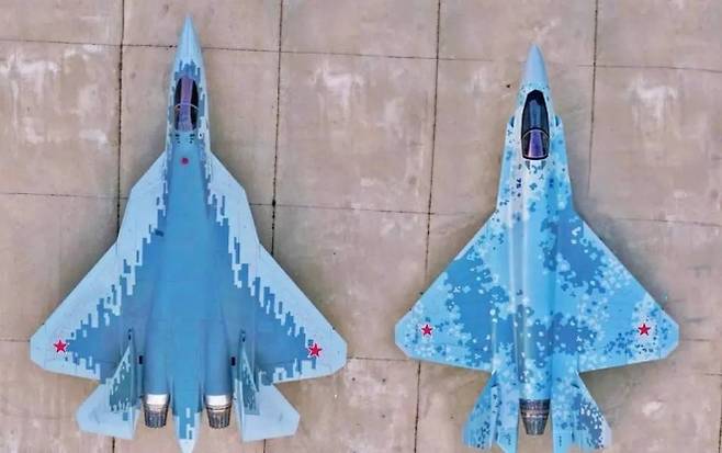 Su-57(왼쪽)과 and Su-75 체크메이트. 자료사진
