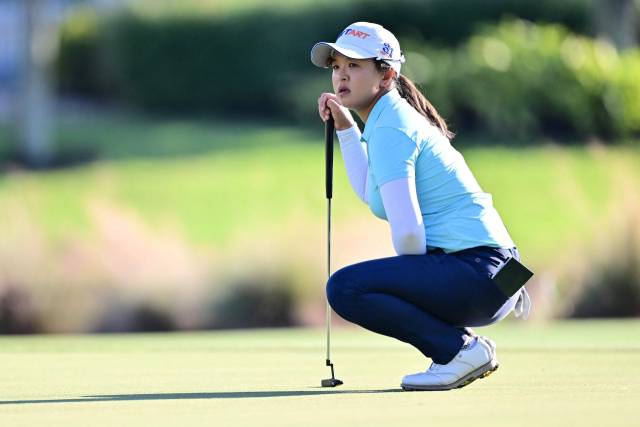 그린을 읽고 있는 김세영. 사진 제공=AFP연합뉴스