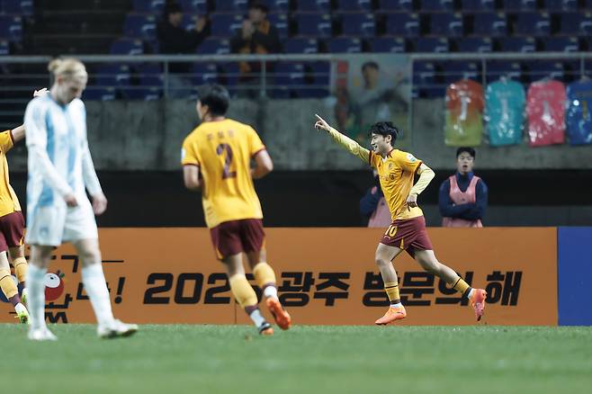 광주FC 최경록이 22일 울산과의 홈경기에서 2-0으로 앞서 나가는 골을 넣은 뒤 기뻐하고 있다. 프로축구연맹 제공