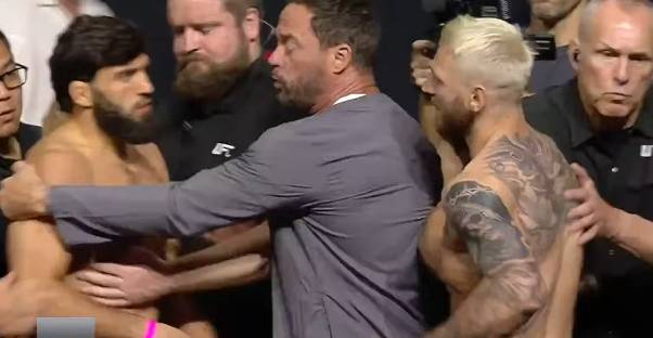 아르만 사루키안과 댄 후커의 계체 측정 중 신경전. /사진=UFC 유튜브 갈무리