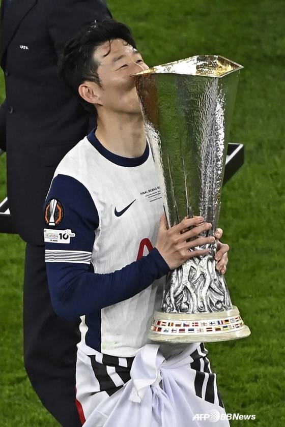 손흥민이 지난  5월 22일(한국시간) 스페인 빌바오의 산 마메스 경기장에서 열린 토트넘 대 맨유의 '2024~2025시즌 유럽축구연맹(UEFA) 유로파리그(UEL)' 결승전에서 우승한 뒤 트로피에 입 맞추고 있다. /AFPBBNews=뉴스1