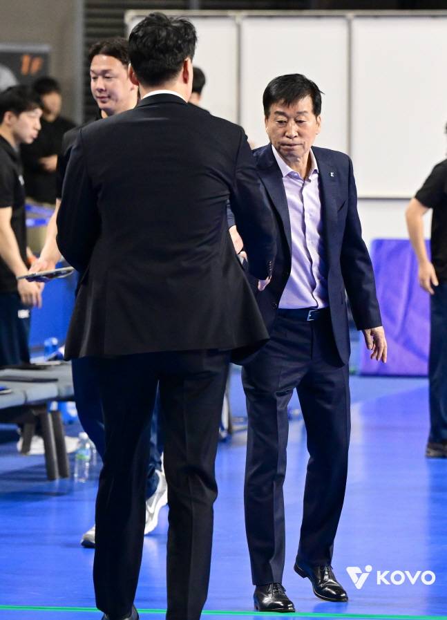 김호철 감독(오른쪽)이 경기 후 강성형 현대건설 감독과 악수를 나누고 있다. /사진=KOVO 제공