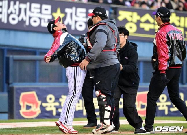 LG 박관우(맨 왼쪽)이 22일 서울 잠실야구장에서 '2025 러브기빙 페스티벌 with 챔피언십'에서 주심 역할을 맡은 불펜 포수와 판정 항의로 배치기하고 있다.