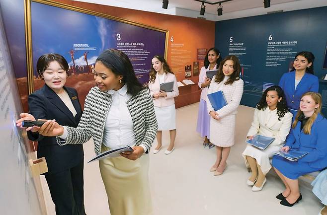 기획전시 ‘뿌리를 찾아서’ 전시관을 방문한 하나님의 교회 83차 해외성도방문단이 전시 내용에 대한 설명을 듣고 있다. 하나님의 교회 제공