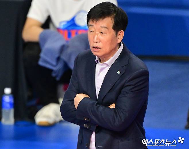 여자프로배구 IBK기업은행이 22일 경기도 화성체육관에서 열린 진에어 2025-2026 V리그 여자부&nbsp;2라운드 현대건설과의 홈 경기에서 세트 스코어 0-3(22-25 21-25 24-26)으로 패한 직후 김호철 감독의 자진 사퇴를 발표했다. 사진 김한준 기자