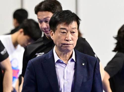 퇴장하는 김호철 IBK 기업은행 감독 김호철 프로배구 여자부 IBK기업은행 감독이 사퇴했다. 사진은 22일 경기도 화성종합체육관에서 열린 프로배구 여자부 V리그 현대건설과 홈 경기에서 세트 점수 0-3으로 패한 뒤 퇴장하는 김호철 감독. [한국배구연맹 제공. 재배포 및 DB 금지]