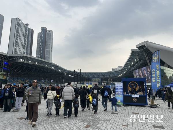 시민구단 인천유나이티드가 K리그2 우승컵을 들어올린 23일 인천 중구 인천축구전용경기장이 시민들로 붐비고 있다. 2025.11.23 /백효은기자 100@kyeongin.com
