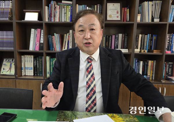 경인교육대학교 류청산 교수는 “미래 교육은 지식 경쟁이 아니라 ‘인간다움의 회복’을 지향해야 한다. 학교자율시간은 그 가치를 실천할 수 있는 공간”이라고 강조했다. 2025.11.23 /정운기자 jw33@kyeongin.com