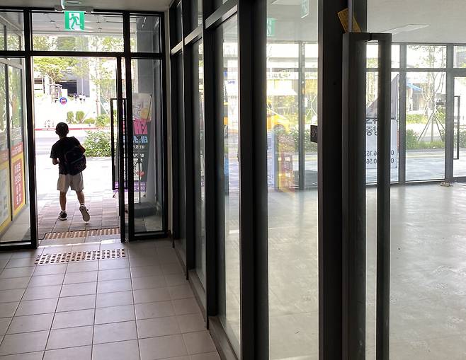 ▲&nbsp;검단신도시에서 인천1호선 신검단중앙역 역세권인 '신검단중앙역 신축' 상가 모습. 2층은 물론 1층까지 적잖게 상가를 채웠으나 중심부와 사이드 쪽에 빈 점포가 확인됐다.