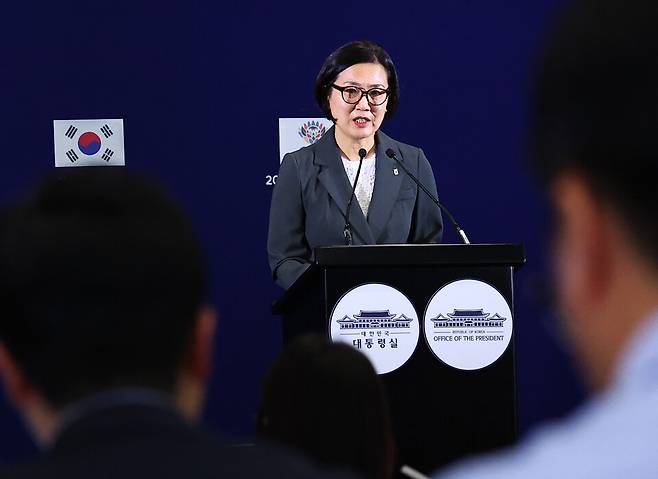 ▲ 오현주 국가안보실 제3차장이 23일(현지시간) 남아프리카공화국 요하네스버그의 한 호텔에 마련된 한국 취재단 기자실에서 G20 정상회의 관련 브리핑을 하고 있다. /연합뉴스