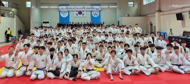 22일 수원 경기도유도회관에서 열린 2025 경기도지사배 유도대회서 참가 선수들과 내빈들이 기념사진을 찍고 있다. 이건우기자