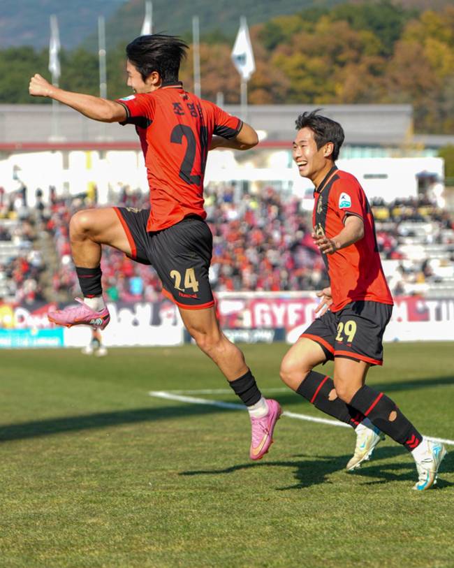 경남FC 조영광이 23일 창원축구센터에서 열린 천안FC와 경기에서 선제골을 넣은 뒤 환호하고 있다. /경남FC