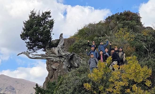 울릉산악회원들이 도동항 향나무를 배경으로 기념사진을 촬영했다. /울릉산악회 제공