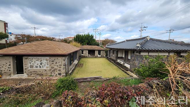 제주시 화북동 김석윤 가옥 전경. 제주의 양식으로 지어진 기와집과1980년대 새마을운동 당시 지붕을 개량한 초가가 남아있는 곳이다. ⓒ제주의소리