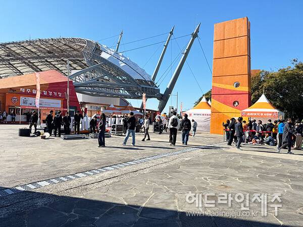 제주SK와 대구FC의 경기가 열리는 제주월드컵경기장 광장. ⓒ헤드라인제주