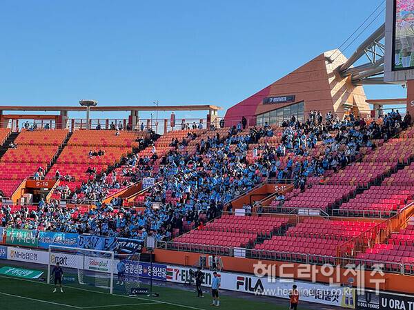 제주SK와 대구FC의 경기가 열리는 제주월드컵경기장 원정석에 대구 팬들이 가득차 있다. ⓒ헤드라인제주